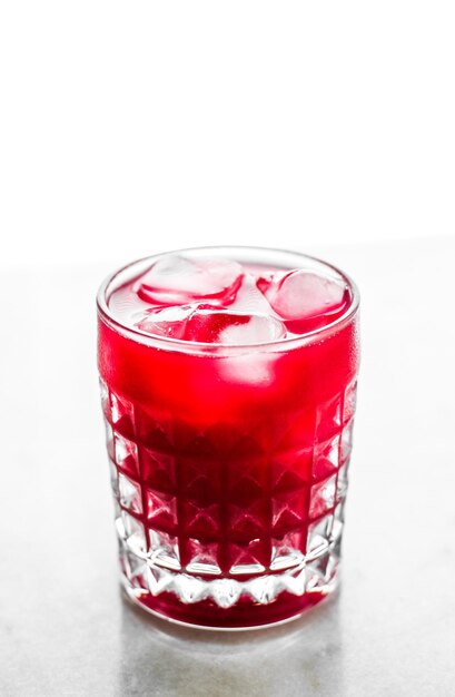 Glas roter Cocktail mit Eis-Luxus-Bar-Party