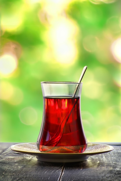 Glas roter türkischer Tee auf verschwommenem Hintergrund