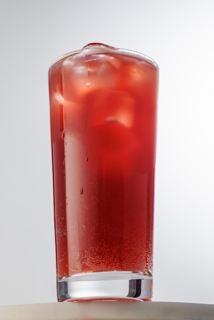 Glas rotes Eisgetränk