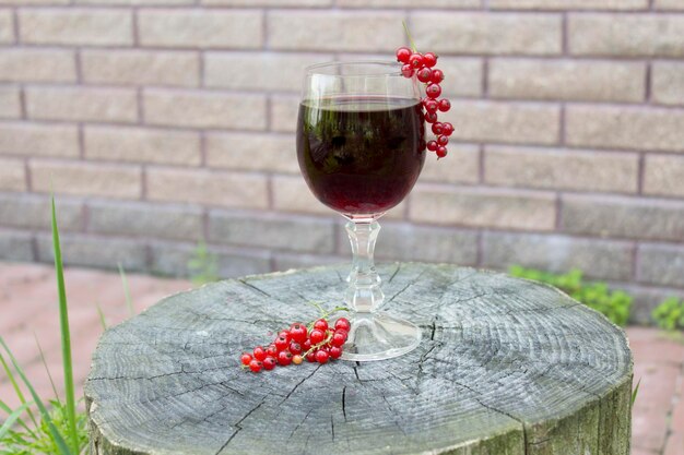 Foto glas rotwein auf holzhintergrund weinherstellungskonzept