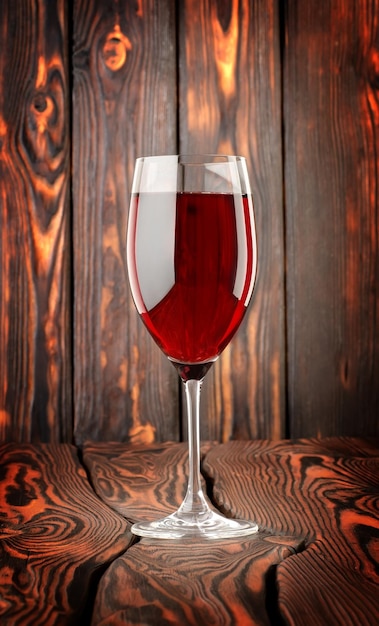 Glas Rotwein auf Holzuntergrund