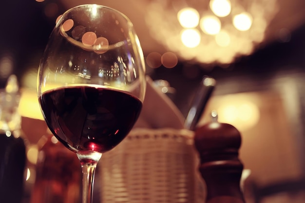 Glas Rotwein im Inneren des Restaurants