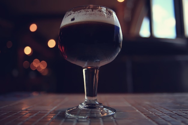 Foto glas rotwein im inneren des restaurants