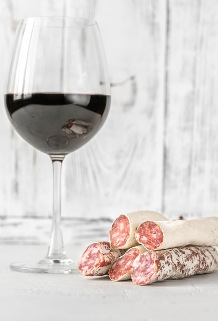 Glas Rotwein mit Fuet - katalanische Trockenwurst