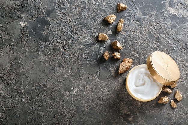 Foto glas sahne mit goldnuggets auf grunge-hintergrund