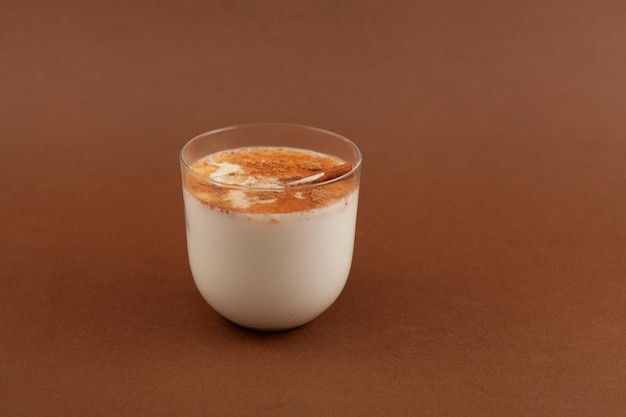 Glas Salep-Getränk Salep buchstabierte auch Sahlep oder Sahlab Beliebtes türkisches Getränk