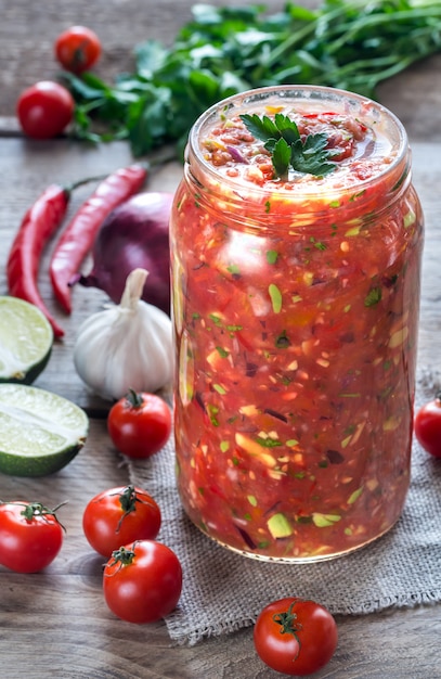 Glas Salsa mit Zutaten