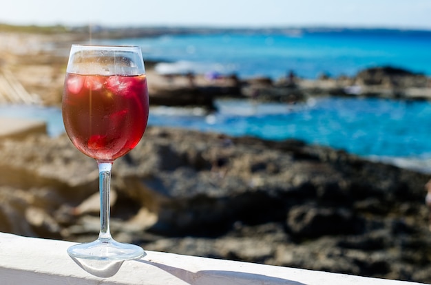 Glas Sangria an einer Seebar