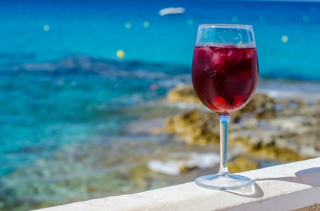 Glas Sangria an einer Seebar