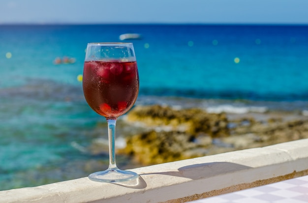 Glas Sangria an einer Seebar