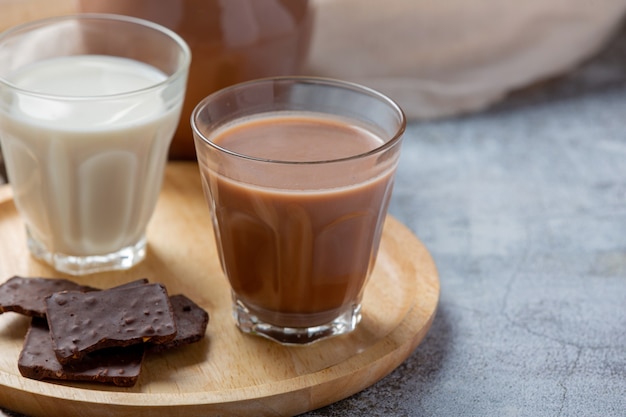 Glas Schokoladenmilch auf der dunklen Oberfläche.