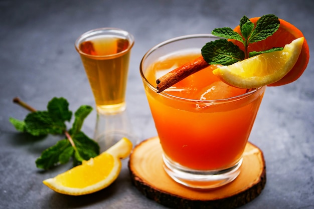 Glas Scotch Whisky und Orangensaft