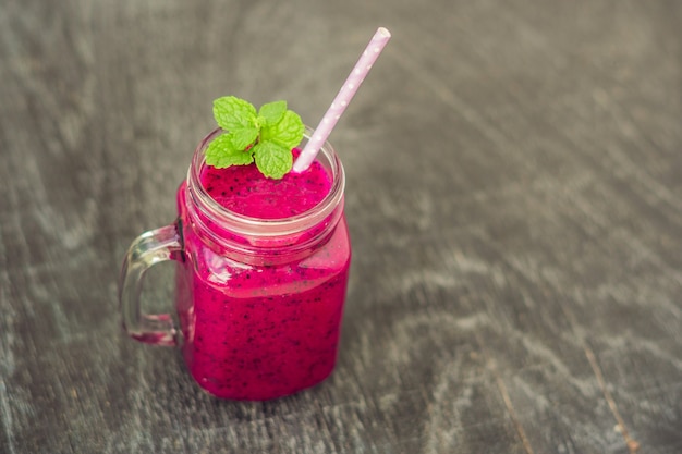 Glas Smoothie aus Drachenfrucht