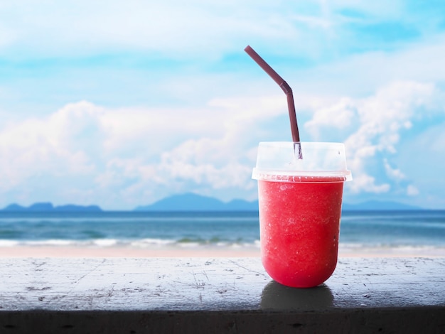 Glas Smoothiewassermelonensaft auf Holztisch