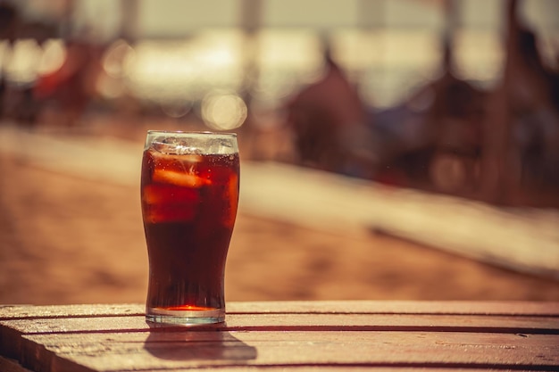 Glas Soda im Strandsand