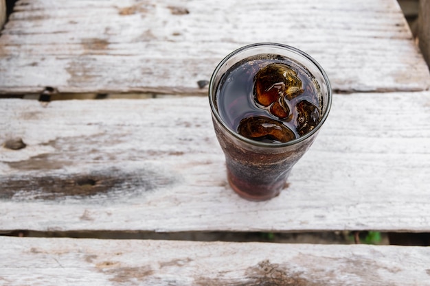 Glas Softdrinks und schwarze Softdrinks auf dem Tisch