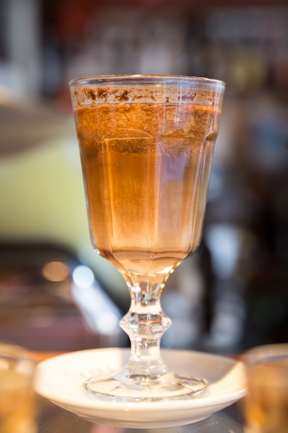 Glas spezielle süße Kaffeewüste im Café