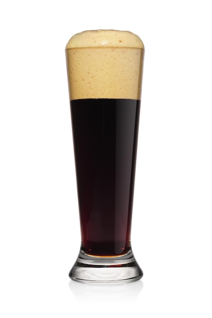 Glas starkes dunkles Bier getrennt auf einem Weiß