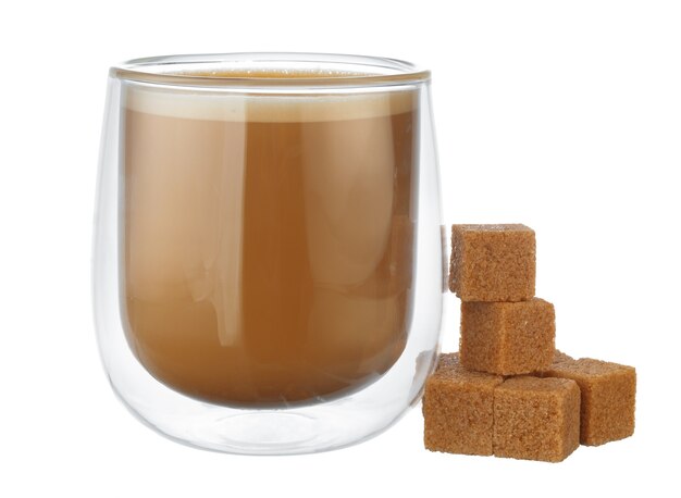 Glas Tasse Kaffee und Stapel Zuckerwürfel isoliert