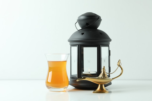 Glas Tee, Ramadanlampe und Laterne auf Weiß