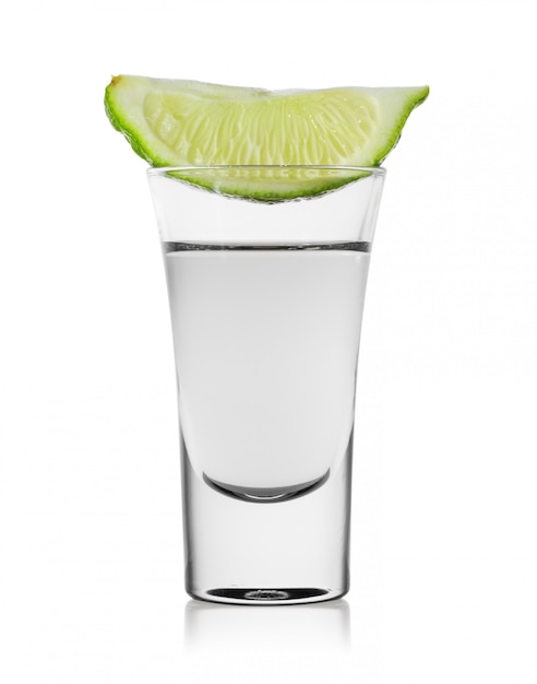 Glas Tequila oder Wodka mit Limettenscheibe