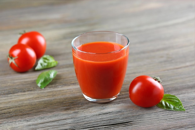 Glas Tomatensaft mit Gemüse auf Holztisch schließen oben