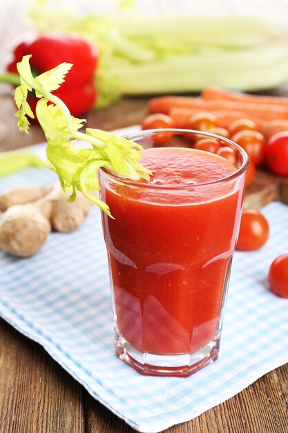 Glas Tomatensaft mit Gemüse auf Holztisch schließen oben