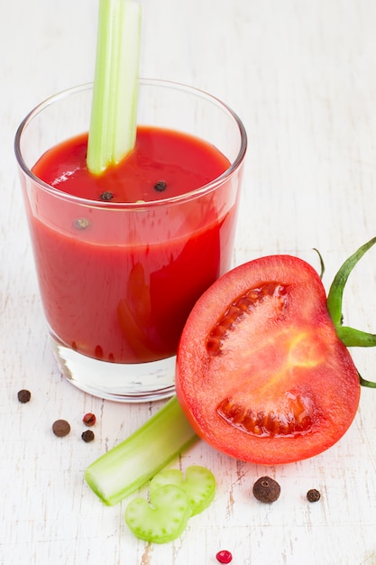 Glas Tomatensaft, Sellerie und eine halbe Tomate