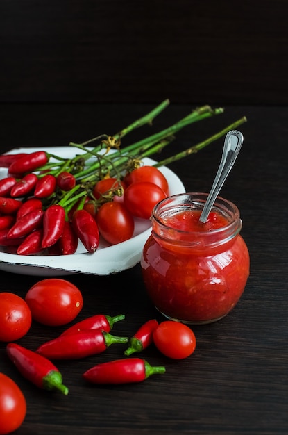 Glas Tomatensauce mit frischen Zutaten