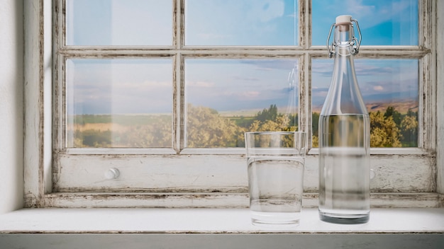 Glas und eine Flasche reines Wasser