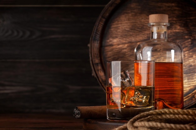 Glas und Flasche mit Cognac