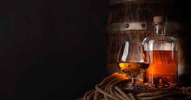 Glas und Flasche mit Cognac