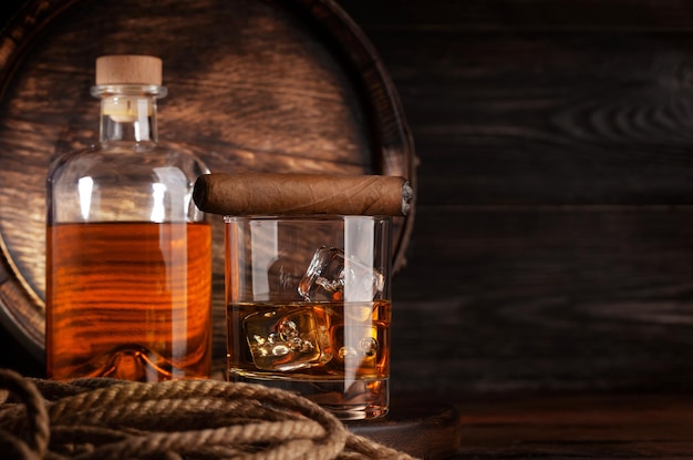 Glas und Flasche mit Cognac