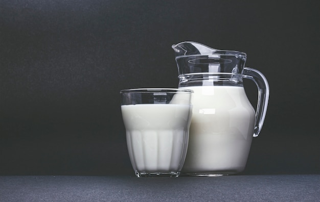 Glas und Glas Tasse Milch