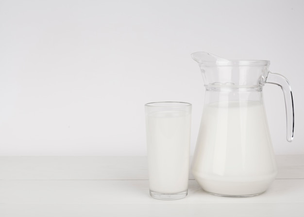 Glas und Karaffe mit Milch- und Exemplarplatz