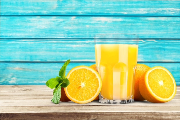 Glas und Krug mit köstlichem Orangensaft