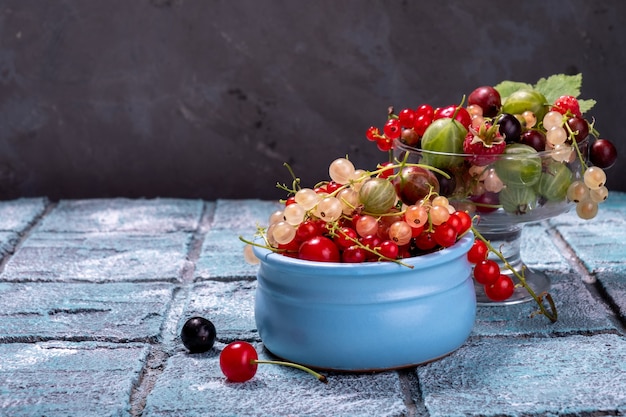 Glas und Schalen voller Beeren Kirschen Johannisbeeren klopfen gelb