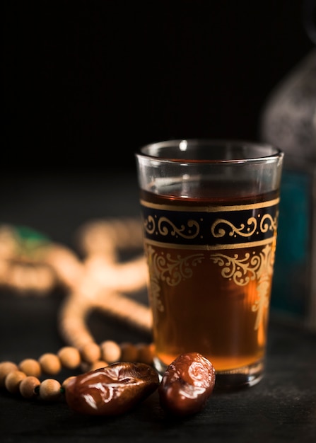 Foto glas und snacks für den ramadan-tag