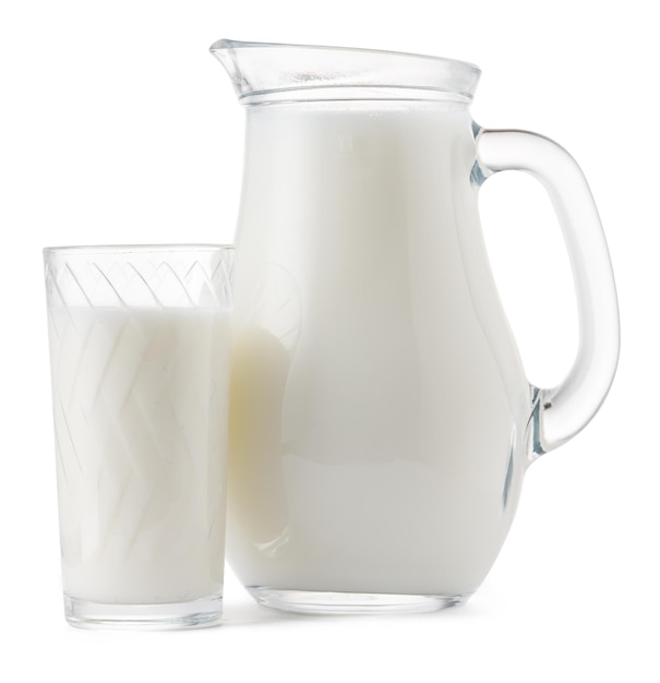 Glas und Tasse frische Milch isoliert