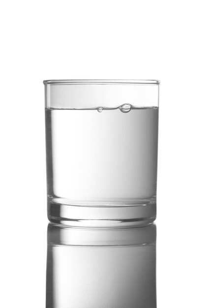 Glas voll mit Wasser auf einem Weiß