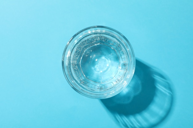 Glas Wasser auf blau, Draufsicht