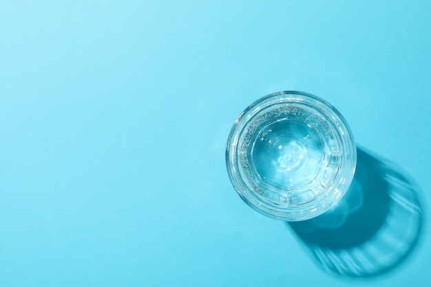 Glas Wasser auf blau, Draufsicht