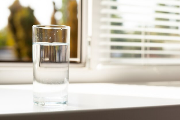 Glas Wasser auf dem Tisch