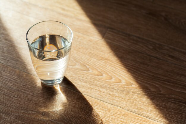 Glas Wasser auf dem Tisch