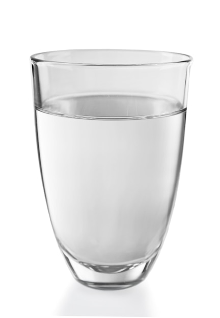 Glas Wasser auf grauem Hintergrund, Nahaufnahme
