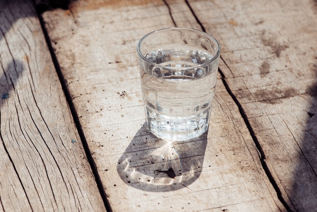 Glas Wasser auf Holzhintergrund