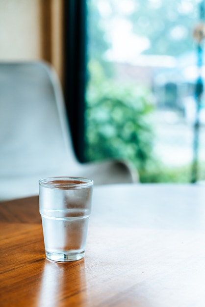 Glas Wasser auf Holztisch