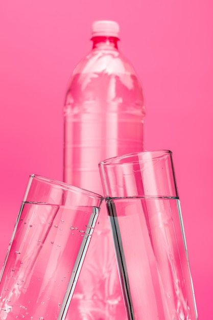 Glas Wasser auf Rosa