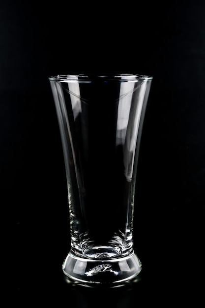 Glas Wasser auf schwarzem Hintergrund