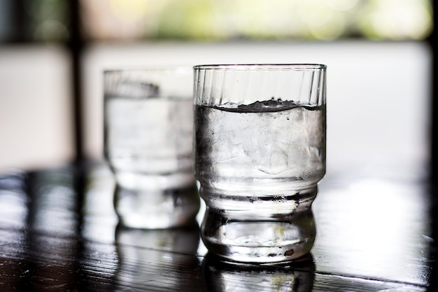 Glas Wasser auf Tabelle im Restaurant